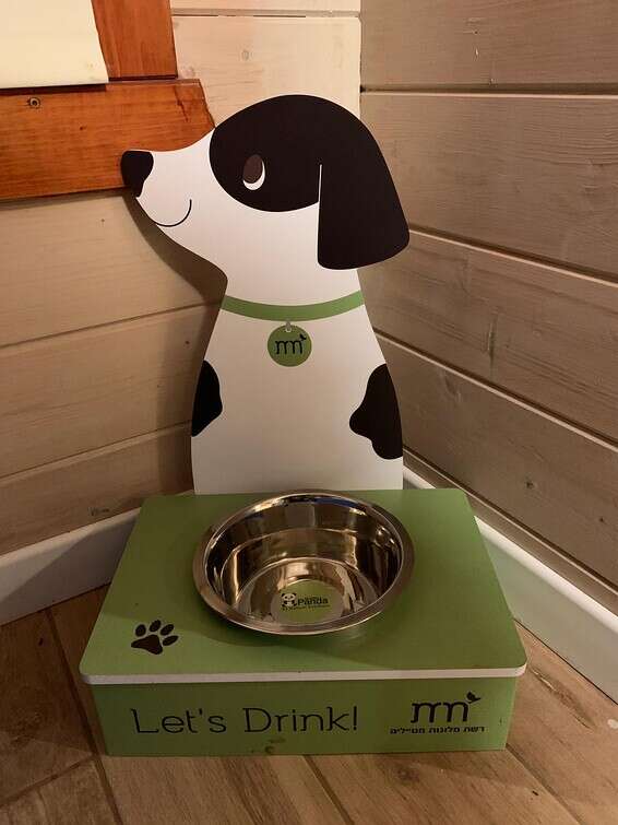 מתקן שתייה ייעודי הוצב בבקתה עם הגעתנו למקום עם כלב